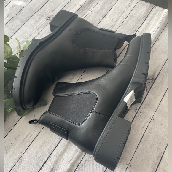 NWT COACH
Lyden Leather Chelsea Booties - Picture 6 of 12